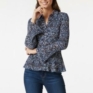 Form fitting button up shirt